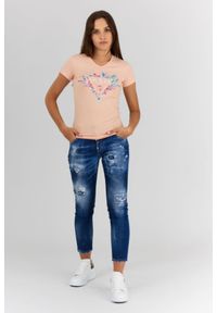 Guess - GUESS Brzoskwiniowy t-shirt damski z logo z liśćmi i cyrkoniami. Typ kołnierza: dekolt w serek. Kolor: pomarańczowy. Materiał: bawełna. Wzór: kwiaty #2