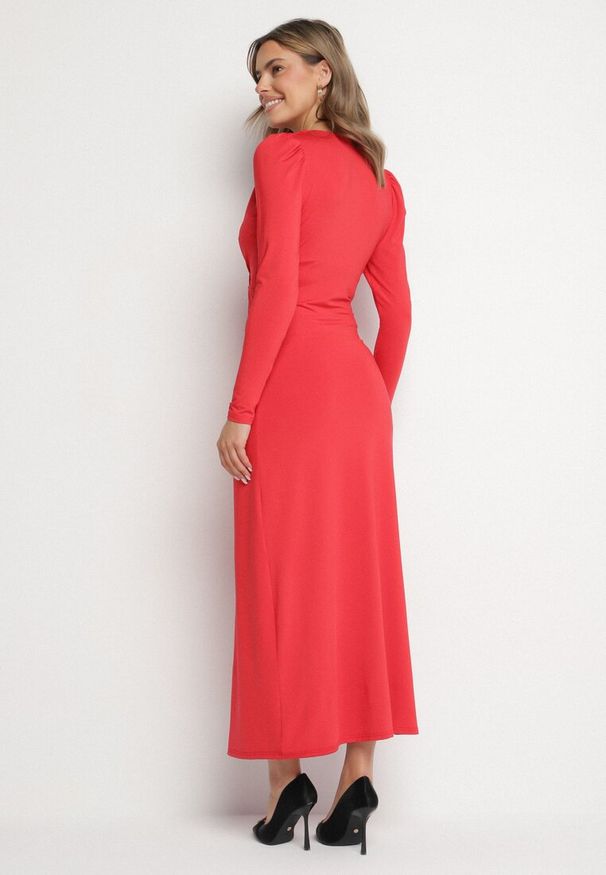 Born2be - Czerwona Elegancka Sukienka Kopertowa Ozdobiona Marszczeniami Zainara. Okazja: na spotkanie biznesowe, na imprezę. Typ kołnierza: dekolt kopertowy. Kolor: czerwony. Długość rękawa: długi rękaw. Wzór: aplikacja. Typ sukienki: kopertowe. Styl: elegancki