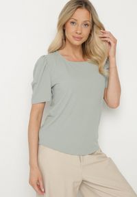 Born2be - Zielony Prążkowany T-shirt z Zakładkami przy Rękawach Kolanovia. Okazja: na co dzień. Kolor: zielony. Materiał: prążkowany. Styl: casual #3
