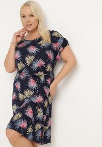 Born2be - Granatowo-Różowa Bawełniana Sukienka z Florystycznym Motywem i Wiązaniem w Talii Rissani. Okazja: na randkę. Kolor: niebieski. Materiał: bawełna. Sezon: lato #1