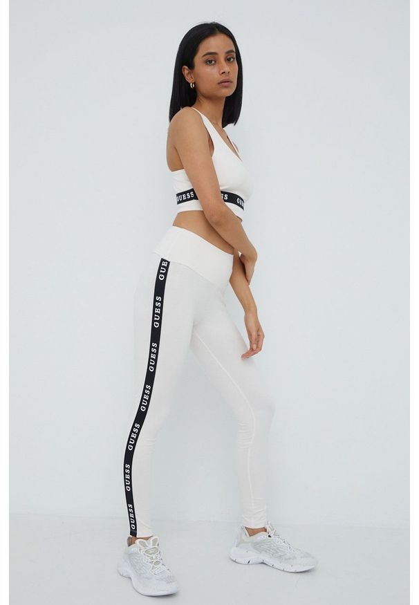 Guess Legginsy damskie kolor różowy z aplikacją. Kolor: różowy. Materiał: dzianina. Wzór: aplikacja