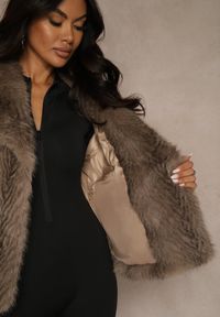 Renee - Jasnobrązowa Kurtka Futerko Ozdobione Cieniowanym Motywem Monideva. Kolor: brązowy. Materiał: futro. Wzór: aplikacja. Sezon: wiosna. Styl: elegancki #3