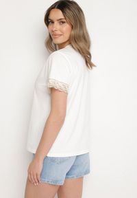 Born2be - Biały T-shirt z Bawełny Zdobiony Koronką z Cekinami Pollea. Okazja: na co dzień. Kolor: biały. Materiał: bawełna, koronka. Długość rękawa: krótki rękaw. Długość: krótkie. Wzór: aplikacja, koronka. Styl: klasyczny, casual #5