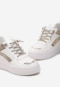 Born2be - Biało-Złote Sneakersy na Ukrytym Koturnie Ozdobione Cyrkoniami Maatisa. Kolor: biały. Wzór: aplikacja. Obcas: na koturnie #5
