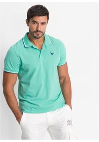 bonprix - Koszulka polo z czystej bawełny organicznej piqué. Typ kołnierza: polo. Kolor: zielony. Materiał: bawełna. Długość rękawa: krótki rękaw. Długość: krótkie. Wzór: nadruk. Styl: sportowy #1