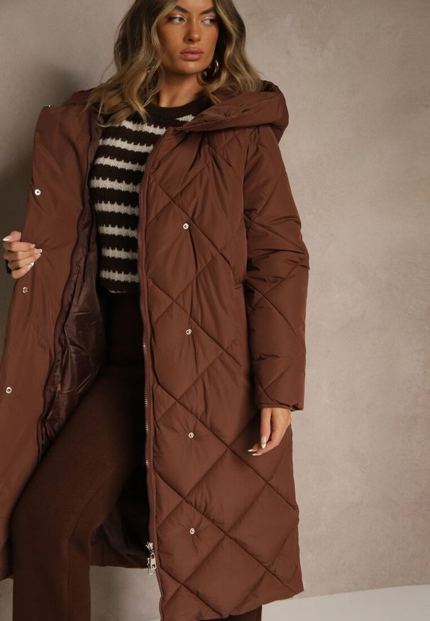 Renee - Brązowa Pikowana Kurtka Płaszcz za Kolano z Kapturem Kinassan. Typ kołnierza: kaptur. Kolor: brązowy. Wzór: geometria