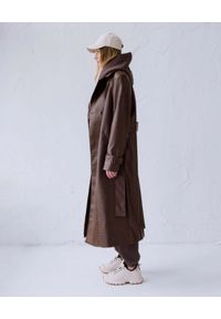DOLLINA - Brązowy dwurzędowy płaszcz z ekologicznej skóry. Kolor: brązowy. Długość rękawa: długi rękaw. Długość: długie #6