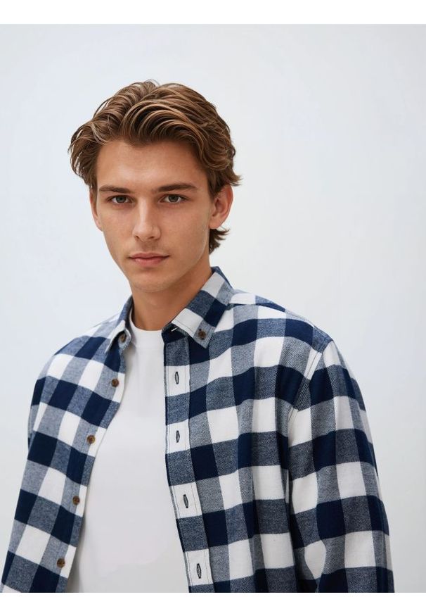 Reserved - Koszula regular fit w kratę - granatowy. Kolor: niebieski. Materiał: tkanina, bawełna