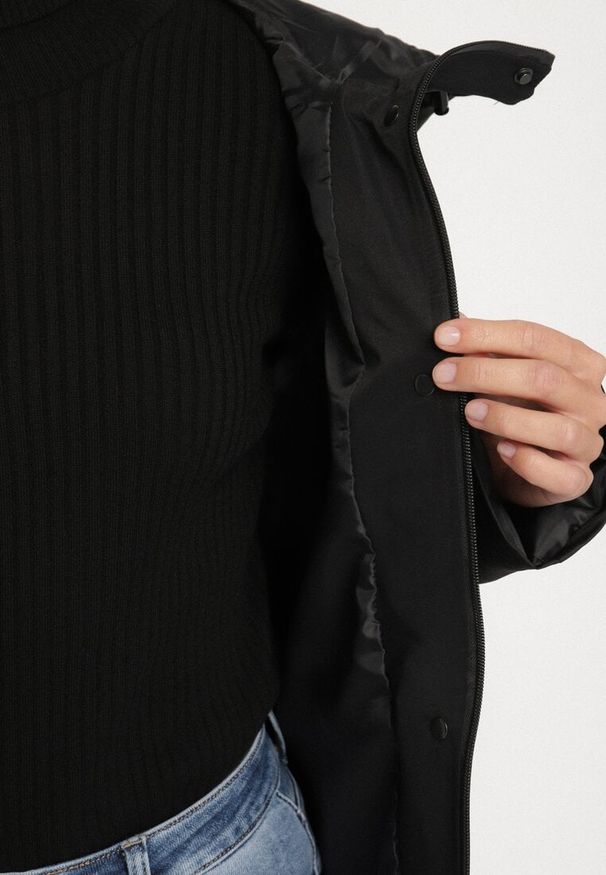Born2be - Czarna Klasyczna Kurtka Parka z Kapturem i Ściągaczem w Pasie Cinelle. Okazja: na co dzień. Typ kołnierza: kaptur. Kolor: czarny. Materiał: jeans, skóra. Styl: klasyczny