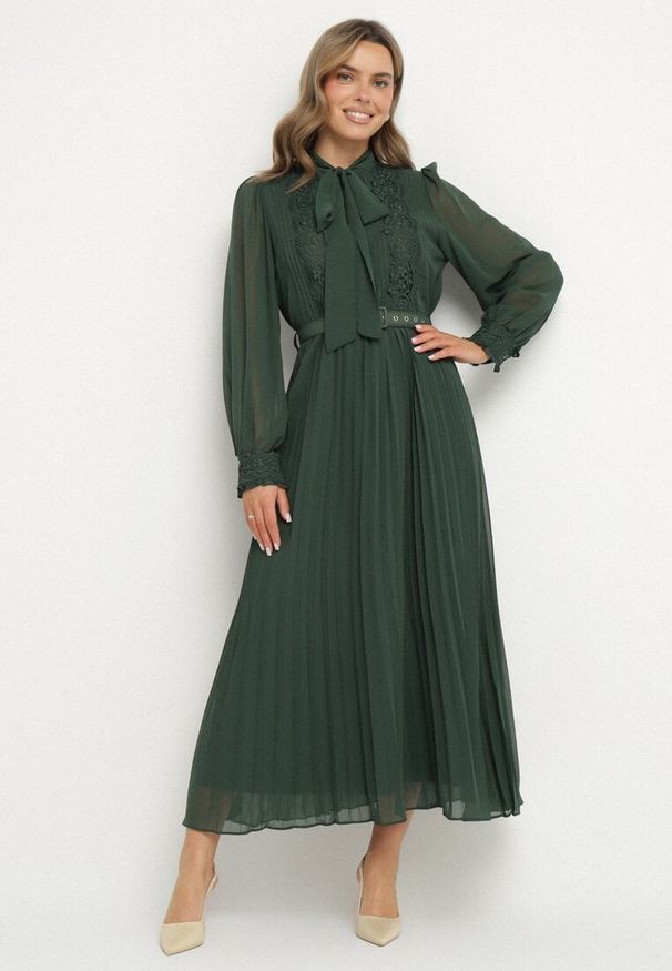 Born2be - Ciemnozielona Rozkloszowana Sukienka Maxi z Plisowanym Dołem i Paskiem Brofilla. Okazja: na co dzień. Kolor: zielony. Materiał: poliester. Wzór: aplikacja. Styl: casual, klasyczny. Długość: maxi