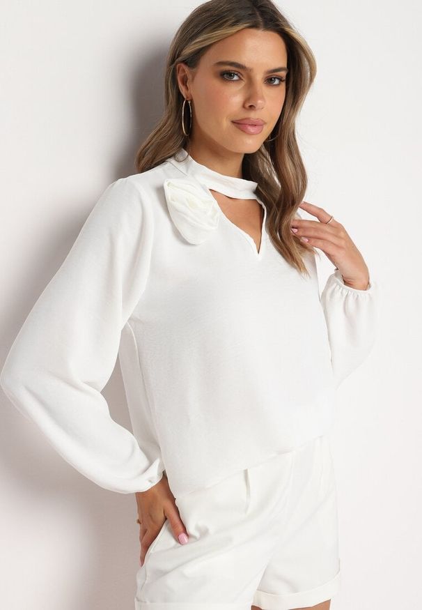 Born2be - Biała Bluzka z Ozdobnym Dekoltem Gomi. Kolor: biały. Długość rękawa: długi rękaw. Długość: długie. Wzór: kwiaty