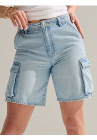 Sinsay - Bermudy jeansowe cargo - niebieski. Kolor: niebieski. Materiał: jeans #1