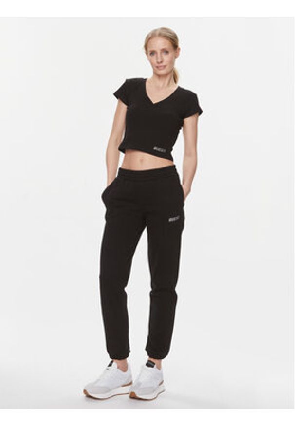 Guess T-Shirt Edie V4RP10 K8RT2 Czarny Regular Fit. Kolor: czarny. Materiał: wiskoza