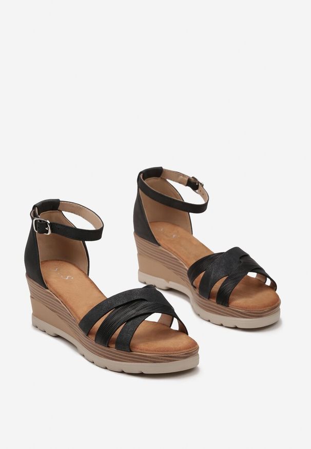 Renee - Czarne Błyszczące Sandały na Koturnie Stylizowanym na Drewniany Steccaria. Okazja: na co dzień. Kolor: czarny. Materiał: satyna. Obcas: na koturnie. Styl: elegancki, casual