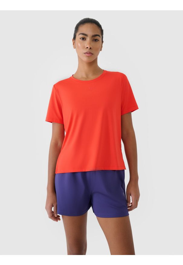 4f - 4F Koszulka treningowa oversize szybkoschnąca damska - czerwona S. Kolor: czerwony. Materiał: poliester, elastan, materiał, włókno, dzianina. Długość rękawa: krótki rękaw. Długość: krótkie. Wzór: ze splotem, gładki, jednolity. Sport: fitness