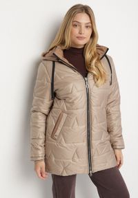 Born2be - Ciemnobeżowa Pikowana Kurtka o Prostym Kroju z Kapturem Nileria. Okazja: na spotkanie biznesowe, do pracy, na co dzień. Typ kołnierza: kaptur. Kolekcja: plus size. Kolor: beżowy. Materiał: jeans, poliester, dzianina. Styl: biznesowy, casual