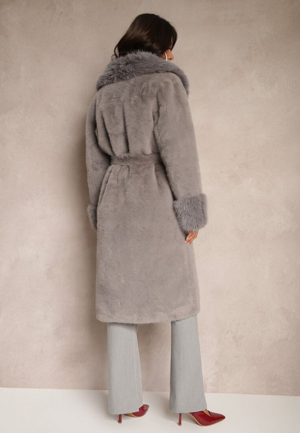 Renee - Szary Futrzany Płaszcz z Wiązanym Paskiem Ozdobnym Kołnierzem i Mankietami Viaressa. Okazja: na co dzień. Kolor: szary. Materiał: futro. Długość rękawa: długi rękaw. Długość: długie. Styl: elegancki, casual, rockowy