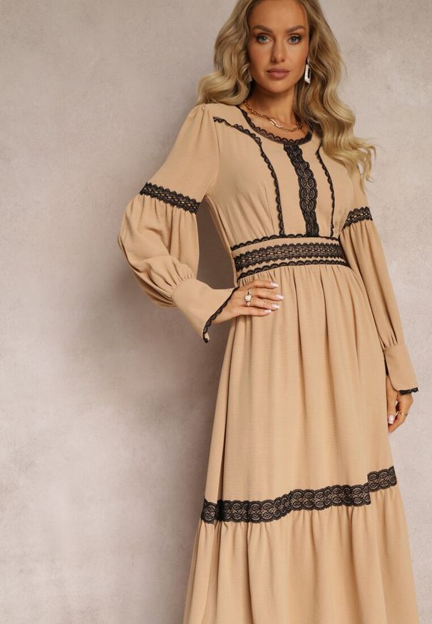 Renee - Beżowa Maxi Sukienka o Rozkloszowanym Kroju z Ozdobną Koronką i Mankietami Kante. Kolor: beżowy. Materiał: koronka. Wzór: koronka. Typ sukienki: rozkloszowane. Długość: maxi