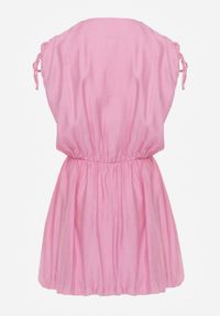 Renee - Różowa Kopertowa Sukienka Bombka z Wiązaniami Nyana. Typ kołnierza: dekolt kopertowy. Kolor: różowy. Typ sukienki: bombki, kopertowe. Styl: elegancki #3