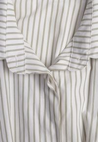 Born2be - Zielona Koszula z Bawełną o Taliowanym Kroju z Baskinką w Paski Sewsana. Okazja: na co dzień, na spotkanie biznesowe. Kolor: zielony. Materiał: bawełna. Wzór: paski. Styl: casual, biznesowy #3