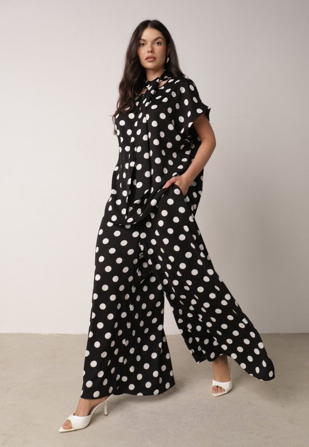 Born2be - Czarny Komplet w Kropki Bluzka z Wiązaniem przy Dekolcie i Szerokie Spodnie Chrirla. Kolor: czarny. Wzór: kropki