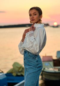 Renee - Biała Koszula ze Stójką i Koronką Phaeninca. Okazja: na co dzień. Typ kołnierza: kołnierzyk stójkowy. Kolor: biały. Materiał: koronka. Wzór: koronka. Styl: casual, elegancki #9