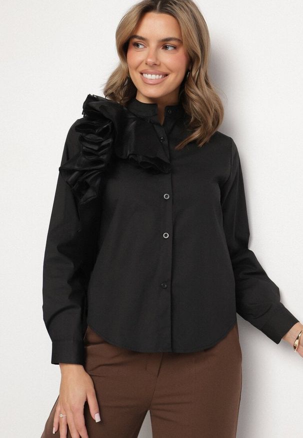 Born2be - Czarna Koszula z Wiskozą z Ozdobną Aplikacją przy Dekolcie Ridivienne. Okazja: na co dzień. Kolor: czarny. Materiał: wiskoza. Długość rękawa: długi rękaw. Długość: długie. Wzór: aplikacja. Styl: elegancki, casual, klasyczny