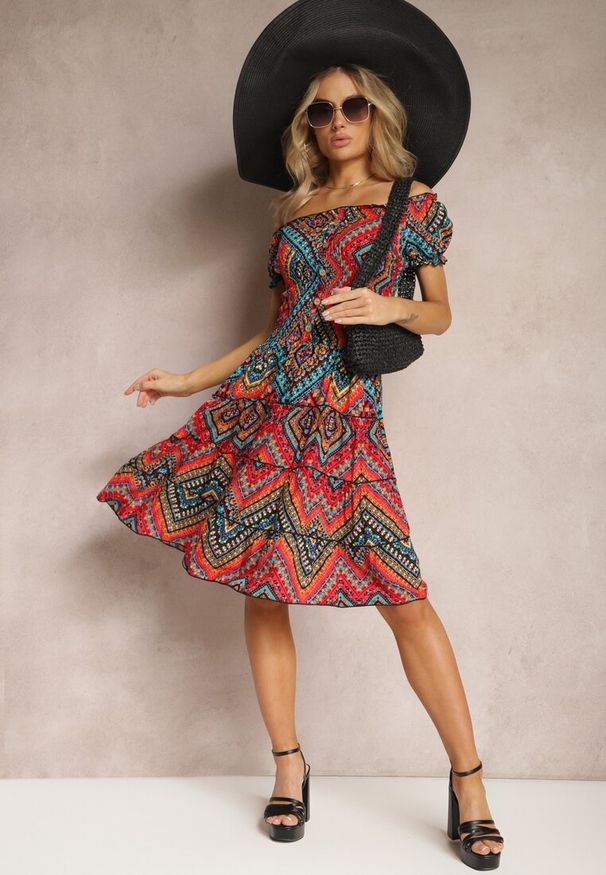 Renee - Czerwona Elastyczna Sukienka Boho z Hiszpańskim Dekoltem z Bawełny Solphina. Typ kołnierza: dekolt hiszpanka. Kolor: czerwony. Materiał: bawełna. Wzór: aplikacja. Styl: boho