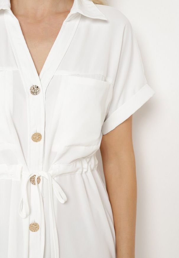 Born2be - Biała Koszulowa Sukienka z Krótkim Rękawem Zapinana na Guziki z Materiałowym Paskiem Piantia. Okazja: na imprezę, na co dzień. Kolor: biały. Materiał: materiał. Długość rękawa: krótki rękaw. Sezon: wiosna, lato. Typ sukienki: koszulowe. Styl: elegancki, casual