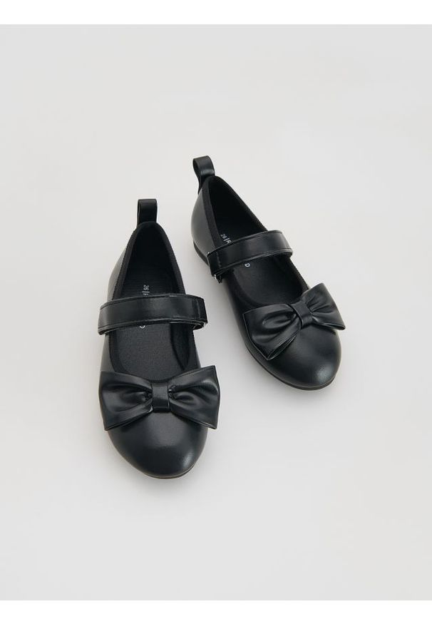Reserved - Baleriny z kokardką - czarny. Kolor: czarny. Materiał: skóra. Styl: klasyczny