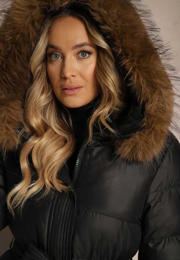 Renee - Czarna Kurtka Pikowana o Długim Kroju z Kapturem Wiązana w Pasie z Odpinanym Futerkiem Phorira. Okazja: na co dzień. Typ kołnierza: kaptur. Kolor: czarny. Materiał: futro. Długość: długie. Styl: casual, elegancki, wizytowy