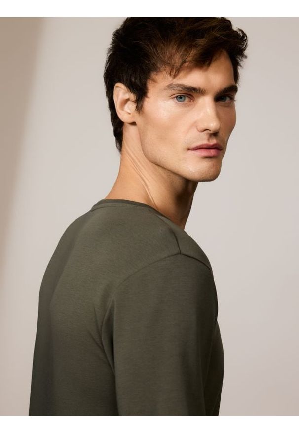 Reserved - Gładki t-shirt regular fit - ciemnozielony. Kolor: zielony. Materiał: dzianina, bawełna. Wzór: gładki