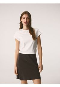 Reserved - T-shirt z domieszką jedwabiu - biały. Kolor: biały. Materiał: jedwab