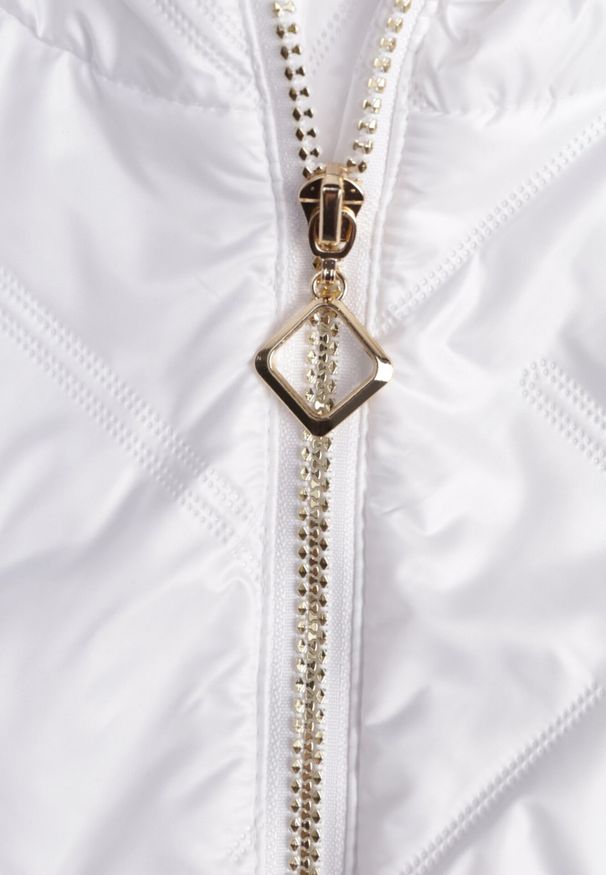 Born2be - Biała Kurtka Pikowana z Nieodpinanym Kapturem i Aplikacją na Rękawie Endora. Okazja: na spacer, na co dzień. Kolor: biały. Materiał: poliester, jeans. Wzór: aplikacja. Styl: casual, elegancki