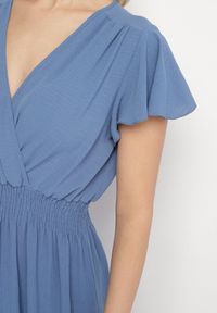 Born2be - Niebieska Sukienka o Rozkloszowanym Kroju z Kopertowym Dekoltem i Gumką w Talii Reiliana. Okazja: na imprezę, na co dzień. Typ kołnierza: dekolt kopertowy. Kolor: niebieski. Typ sukienki: kopertowe. Styl: elegancki, casual #5