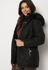 Born2be - Czarna Dwustronna Kurtka Parka z Odpinanym Kapturem i Futrzaną Podszewką Zinnalea. Okazja: na spacer. Kolor: czarny. Materiał: futro. Wzór: gładki. Styl: elegancki #2