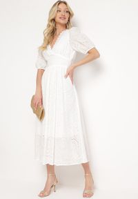 Born2be - Biała Bawełniana Sukienka z Haftowanej Tkaniny z Gumkami w Pasie Folvira. Okazja: na co dzień. Kolor: biały. Materiał: tkanina, bawełna. Długość rękawa: krótki rękaw. Wzór: haft. Typ sukienki: proste. Styl: casual, klasyczny. Długość: midi #7