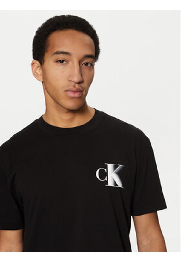 Calvin Klein Jeans T-Shirt J30J327475 Czarny Regular Fit. Kolor: czarny. Materiał: bawełna