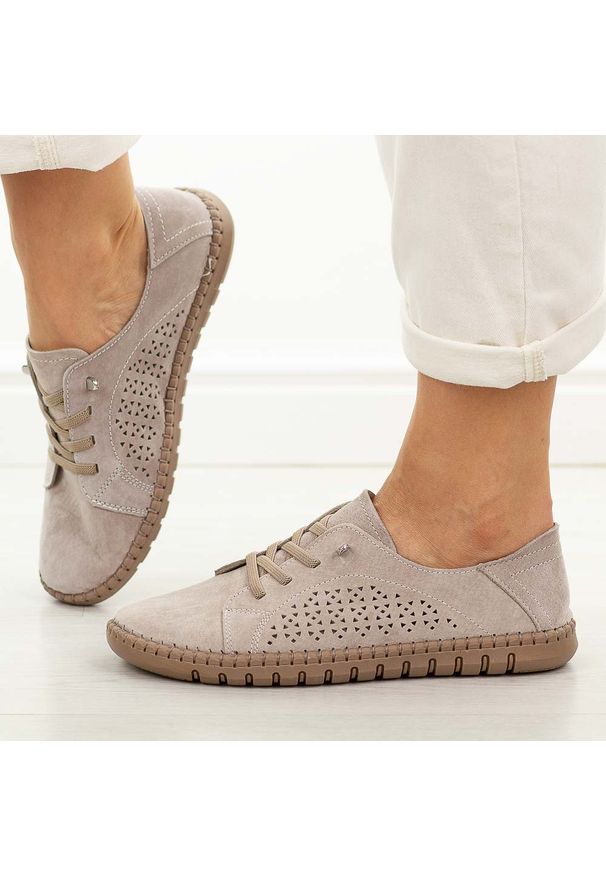 eVento - Beżowe skórzane półbuty damskie Evento 9771. Okazja: na co dzień. Nosek buta: okrągły. Zapięcie: bez zapięcia. Kolor: beżowy. Szerokość cholewki: normalna. Wzór: ażurowy. Materiał: zamsz. Sezon: wiosna, lato. Styl: casual, klasyczny, elegancki