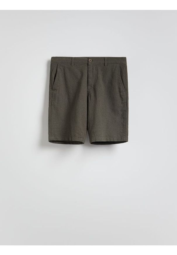 Reserved - Szorty regular z lnem - jasny zielony. Kolor: zielony. Materiał: len
