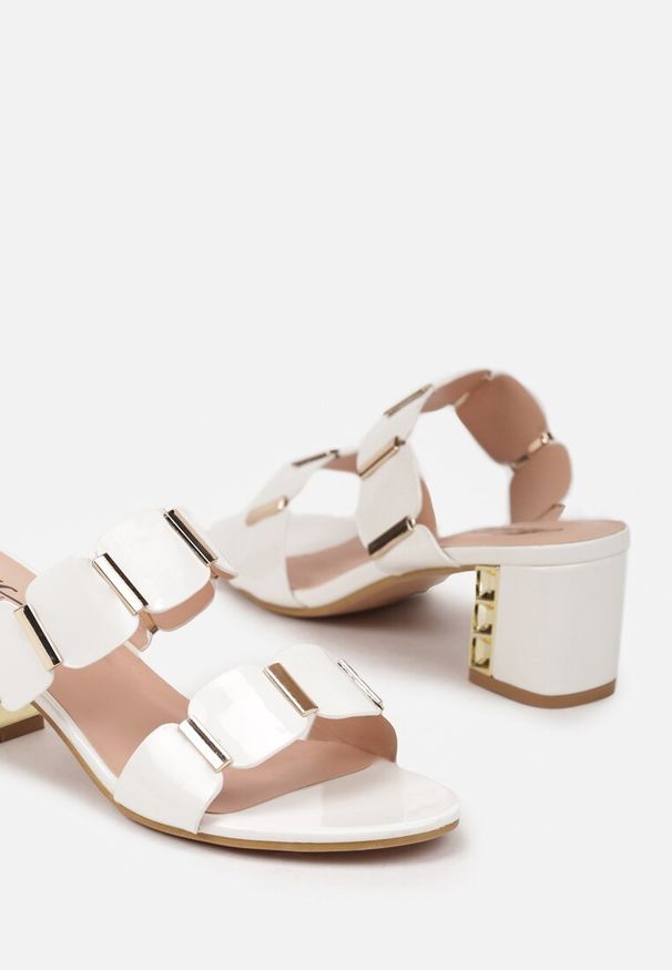 Born2be - Białe Klapki na Słupku z Metaliczną Wstawką z Szerokimi Paskami Morilira. Okazja: na co dzień. Nosek buta: otwarty. Kolor: biały. Materiał: jeans. Wzór: paski. Sezon: lato. Obcas: na słupku. Styl: casual, elegancki