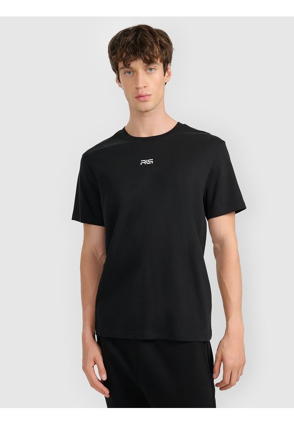 4f - 4F T-shirt regular z nadrukiem męski 4F x Robert Lewandowski - czarna S. Okazja: na co dzień. Kolor: czarny. Materiał: materiał, bawełna. Wzór: nadruk. Styl: sportowy, casual