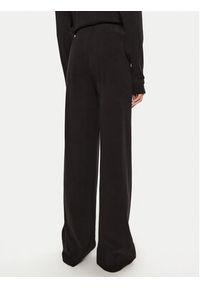 Guess Spodnie dresowe O4BB02 KCHZ2 Czarny Relaxed Fit. Kolor: czarny. Materiał: bawełna