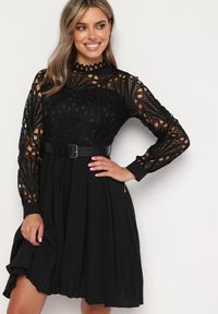 Born2be - Czarna Sukienka ze Stójką i Ażurową Górą z Paskiem z Klamrą Nevellania. Typ kołnierza: kołnierzyk stójkowy. Kolor: czarny. Materiał: materiał. Wzór: ażurowy. Sezon: jesień, lato, wiosna