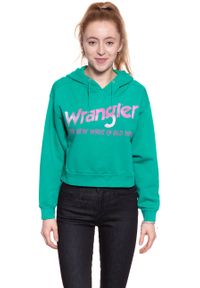 Wrangler - BLUZA WRANGLER DAMSKA CROP HOODIE SPECTRA GREEN W6068IGWB. Typ kołnierza: kaptur. Wzór: nadruk #4