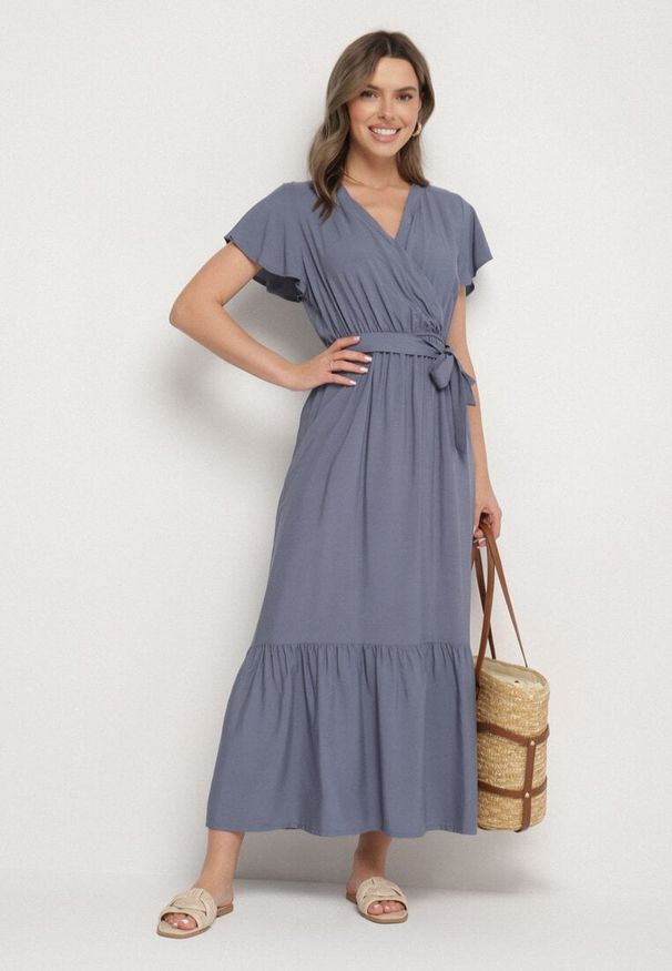 Born2be - Granatowa Wiskozowa Sukienka z Kopertowym Dekoltem z Paskiem Savorlisse. Okazja: na co dzień. Kolor: niebieski. Materiał: wiskoza. Wzór: aplikacja. Typ sukienki: kopertowe. Styl: casual, klasyczny