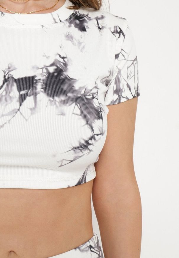 Born2be - Biały Komplet Sportowy z Wzorem Tie-Dye Top z Krótkimi Rękawami i Leggisy Larvena. Kolor: biały