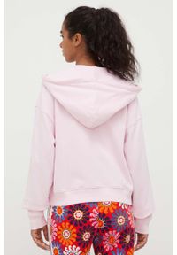 Adidas - adidas bluza damska kolor różowy z kapturem z aplikacją. Typ kołnierza: kaptur. Kolor: różowy. Materiał: materiał, dzianina. Długość rękawa: długi rękaw. Długość: długie. Wzór: aplikacja #5