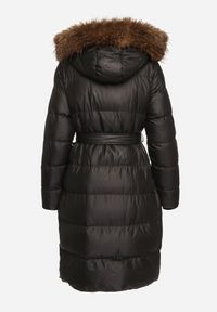 Born2be - Czarna Długa Pikowana Kurtka z Kapturem Odpinanym Futerkiem i Paskiem w Talii Serenira. Okazja: na spacer. Typ kołnierza: kaptur. Kolor: czarny. Materiał: futro. Długość: długie #3