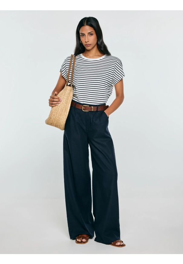 Big-Star - Koszulka damska w paski biało-granatowa Aleksa 403. Okazja: na co dzień. Kolor: niebieski. Materiał: dzianina, bawełna, żakard. Wzór: paski. Styl: casual, klasyczny